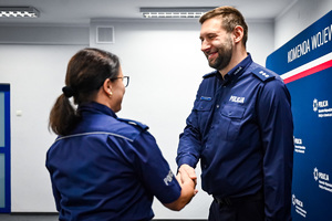 Na zdjęciu widnieje nowy Zastępca Naczelnika Wydziału Postępowań Administracyjnych Komendy Wojewódzkiej w Katowicach - komisarz Paweł Szasak, który odbiera gratulacje.