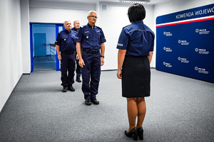 Na zdjęciu widać Szefa śląskich policjantów nadinspektor Mariusz Krzystyniaka w towarzystwie swoich zastępców - inspektora Jacka Stelmacha oraz podinspektora Marka Gadzińskiego, którzy stoją przed podinsp. Małgorzatą Stempniewską