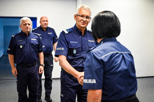 Na zdjęciu widać Szefa śląskich policjantów nadinspektora Mariusz Krzystyniaka, który podaje rękę podinsp. Małgorzacie Stempniewskiej, a w ich tle widać zastępców Szefa śląskich policjantów - inspektora Jacka Stelmacha oraz podinspektora Marka Gadzińskiego.