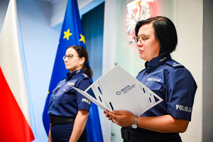 Na zdjęciu widać Zastępcę Naczelnika Wydziału Kadr KWP w Katowicach podinsp. Małgorzata Stempniewska, która odczytuje rozkazy personalne, a obok niej stoi również umundurowana funkcjonariuszka Policji.