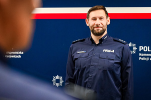 Na zdjęciu widoczny jest nowy Zastępca Naczelnika Wydziału Postępowań Administracyjnych Komendy Wojewódzkiej w Katowicach - kom. Pawła Szasaka