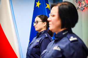 Na zdjęciu widać Zastępcę Naczelnika Wydziału Kadr KWP w Katowicach podinsp. Małgorzata Stempniewska, która odczytuje rozkazy personalne, a obok niej stoi również umundurowana funkcjonariuszka Policji.