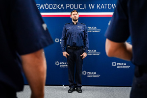 Na zdjęciu widoczny jest nowy Zastępca Naczelnika Wydziału Postępowań Administracyjnych Komendy Wojewódzkiej w Katowicach - kom. Pawła Szasaka