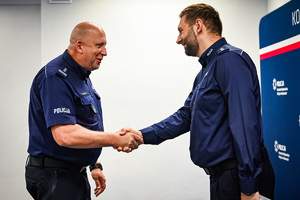 Na zdjęciu widoczny inspektor Jacek Stelmach, który podje dłoń nowemu Zastępcy Naczelnika Wydziału Postępowań Administracyjnych Komendy Wojewódzkiej w Katowicach - komisarzowi Pawłowi Szasakowi.