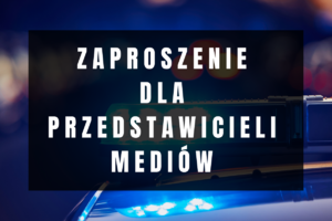 Zdjęcie przedstawia napis: zaproszenie dla przedstawicieli mediów, na którego tle widnieje radiowóz Policji z włączonymi sygnałami świetlnymi koloru niebieskiego.