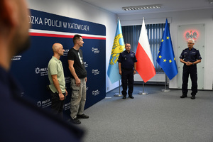 nadinspektor policji Mariusz Krzystyniak dziękuje dwóm mieszkańcom Chorzowa