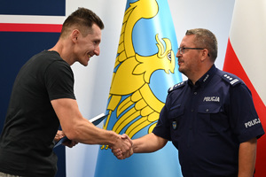 Komendant miejski policji w Chorzowie składa podziękowania mężczyźnie