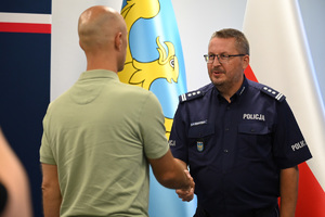 Komendant miejski policji w Chorzowie składa podziękowania mężczyźnie