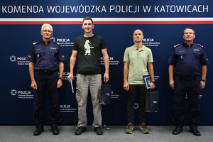 wyróżnieni mężczyźni wraz z nadinspektorem policji Mariuszem Krzystyniak  oraz inspektorem Andrzejem Brzozowskim