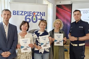 Na zdjęciu widać pięć osób, które pozują do zdjęcia a trzy z tych osób trzymają w rękach uzyskane certyfikaty z przeprowadzonej akcji.