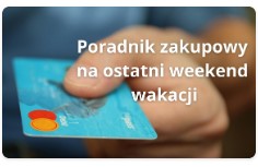 Na zdjęciu uwieczniona jest wyciągnięta dłoń, w której trzymana jest karta bankomatowa. Obok niej umieszczony jest napis "Poradnik zakupowy na ostatni weekend wakacji".