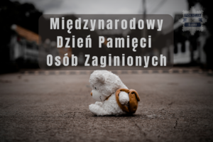 Na zdjęciu widnieje pozostawiony na ulicy pluszowy miś a nad nim umieszczony jest napis "Międzynarodowy Dzień Pamięci Osób Zaginionych".