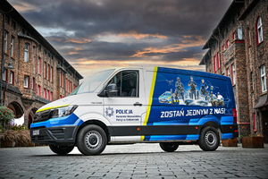 Na zdjęciu widnieje samochód śląskiej Policji na tle budynku z cegły