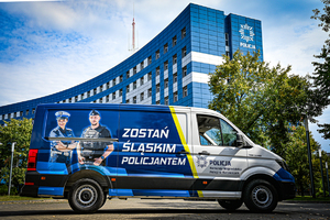 Na zdjęciu widać samochód śląskiej Policji na tle Komendy Wojewódzkiej Policji w Katowicach