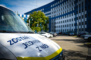 Na zdjęciu widnieje samochód śląskiej Policji na tle Komendy Wojewódzkiej Policji w Katowicach