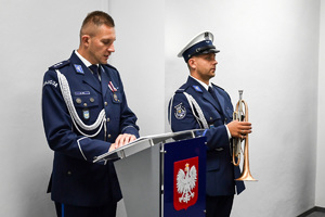 Fotografia przedstawia dwóch umundurowanych funkcjonariuszy Policji