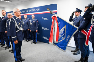 Fotografia przedstawia grupę umundurowanych funkcjonariuszy Policji w tym Komendanta Wojewódzkiego Policji w Katowicach nadinsp. Mariusza Krzystyniaka