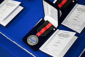 Zdjęcie przedstawia medale dla zaproszonych gości
