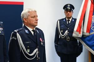 Zdjęcie przedstawia dwóch umundurowanych funkcjonariuszy Policji.