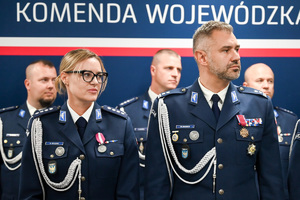 Zdjęcie przedstawia umundurowanych funkcjonariusz Policji.