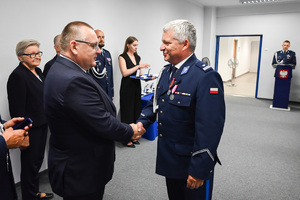 Zdjęcie przedstawia umundurowanych funkcjonariusz Policji oraz gości