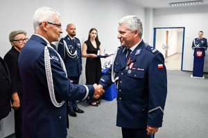 Zdjęcie przedstawia umundurowanych funkcjonariusz Policji w tym Komendanta Wojewódzkiego Policji w Katowicach - nadinsp. Mariusza Krzystyniaka