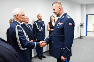 Zdjęcie przedstawia umundurowanych funkcjonariusz Policji w tym Komendanta Wojewódzkiego Policji w Katowicach - nadinsp. Mariusza Krzystyniaka oraz gości
