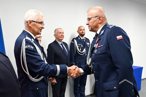 Zdjęcie przedstawia umundurowanych funkcjonariusz Policji w tym Komendanta Wojewódzkiego Policji w Katowicach - nadinsp. Mariusza Krzystyniaka wraz z gośćmi