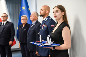Zdjęcie przedstawia umundurowanych funkcjonariusz Policji wraz z gośćmi