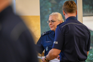 na kolorowym zdjęciu widoczna Pani Naczelnik Wydziału Prewencji Komendy Wojewódzkiej Policji w Katowicach młodsza inspektor Marta Wesołowska i funkcjonariusz Wydziału Prewencji Komendy Wojewódzkiej Policji w Katowicach podczas przeprowadzonych zawodów Dzielnicowy Roku 2025