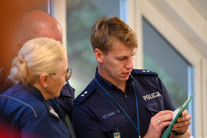 na kolorowym zdjęciu widoczna Pani Naczelnik Wydziału Prewencji Komendy Wojewódzkiej Policji w Katowicach młodsza inspektor Marta Wesołowska i funkcjonariusz Wydziału Prewencji Komendy Wojewódzkiej Policji w Katowicach podczas przeprowadzonych zawodów Dzielnicowy Roku 2025