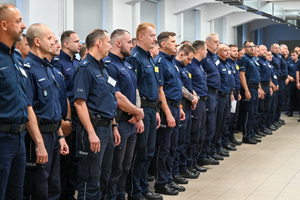 na kolorowym zdjęciu widoczni funkcjonariusze policji podczas zawodów Dzielnicowy Roku 2025