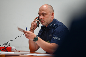 na kolorowym zdjęciu widoczny funkcjonariusz Policji podczas jednej z konkurencji zawodów Dzielnicowy Roku 2025