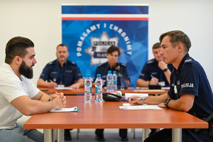 na kolorowym zdjęciu widoczny funkcjonariusz Policji podczas podczas jednej z konkurencji zawodów Dzielnicowy Roku 2025