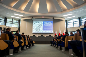 Na kolorowym zdjęciu widoczny przebieg zawodów Dzielnicowy Roku 2025