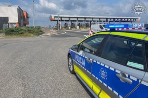 Na kolorowym zdjęciu widoczny policyjny radiowóz
