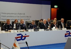 Na kolorowym zdjęciu widoczne kierownictwo polskiej Policji wraz z ministrem Tomaszem Siemoniakiem podczas spotkania w Radzie Unii Europejskiej.