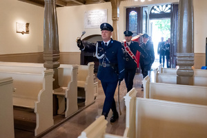 poczet sztandarowy Policji wchodzi do kościoła