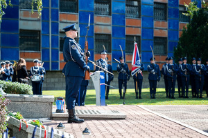 policjanci w mundurach galowych pełnią wartę przy miejscu pamięci