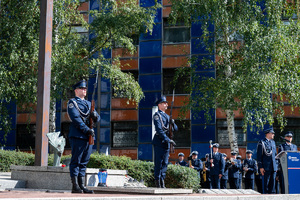 policjanci w mundurach galowych pełnią wartę przy miejscu pamięci