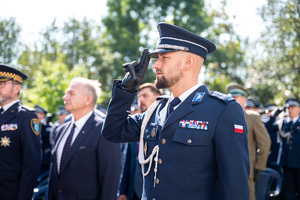 policjant w mundurze galowym oddaje salut