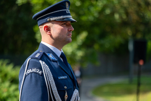 policjant w mundurze galowym
