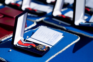 medal w etui na stole przykrytym niebieskim obrusem
