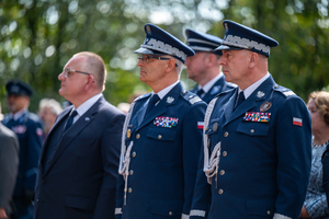 komendanci w mundurach stoją w szeregu