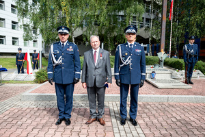 komendanci w mundurach galowych stoją przy mężczyźnie w garniturze