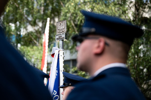 poczet sztandarowy, policjanci stoją w mundurach galowych