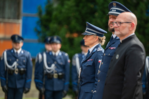 ksiądz stoi w szeregu wraz z policjantami