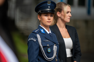 policjantka w mundurze galowym