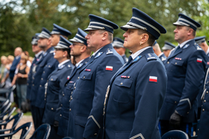 policjantki i policjanci w mundurach galowych stoją w szeregu