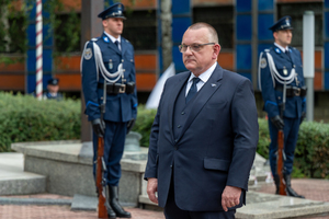 mężczyzna w garniturze